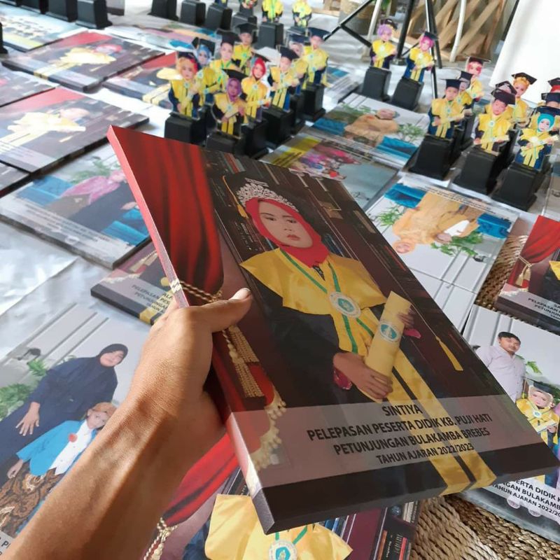 PLAKAT,WISUDA-PLAKAT,KAYU-PLAKAT,CUSTOME-PLAKAT,ACRYLIC