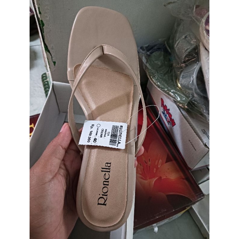 Rionella hak tahu warna cream tinggi hak 3 cm size 40