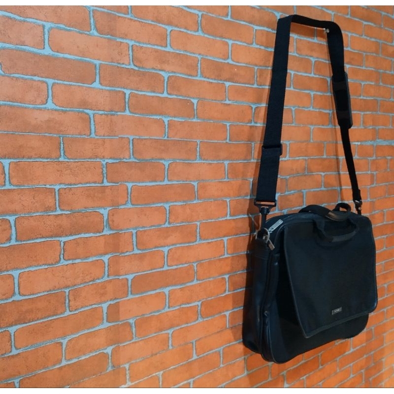 PRELOVED GUY LAROCHE ORI TAS LAPTOP / TAS KERJA KANTORAN HITAM (38x30cm) (14-15 inch)