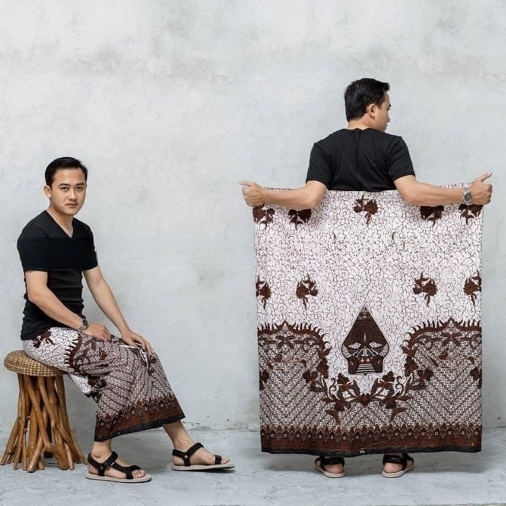 Nazilla Batik -  Sarung Batik Wayang Pria Dewasa Gloyor Putih Varian Hitam