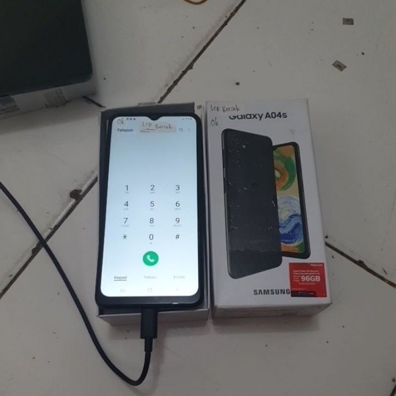 Samsung Galaxy A04s minus bercak