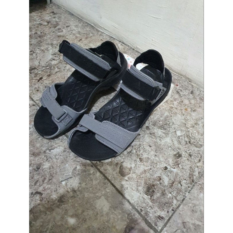 Sandal Gunung Adidas