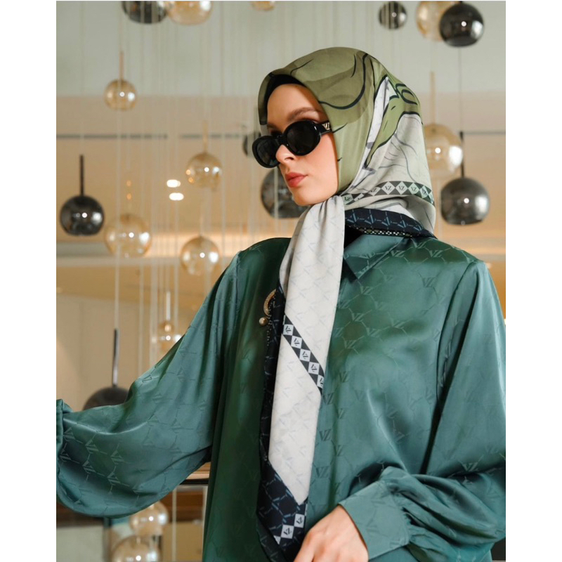 • VZ SIGNATURE SCARF •