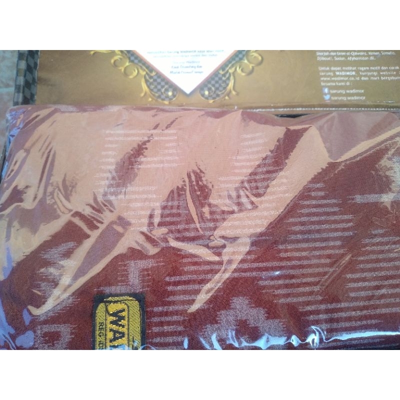 Sarung Wadimor Motif Bali Warna Merah