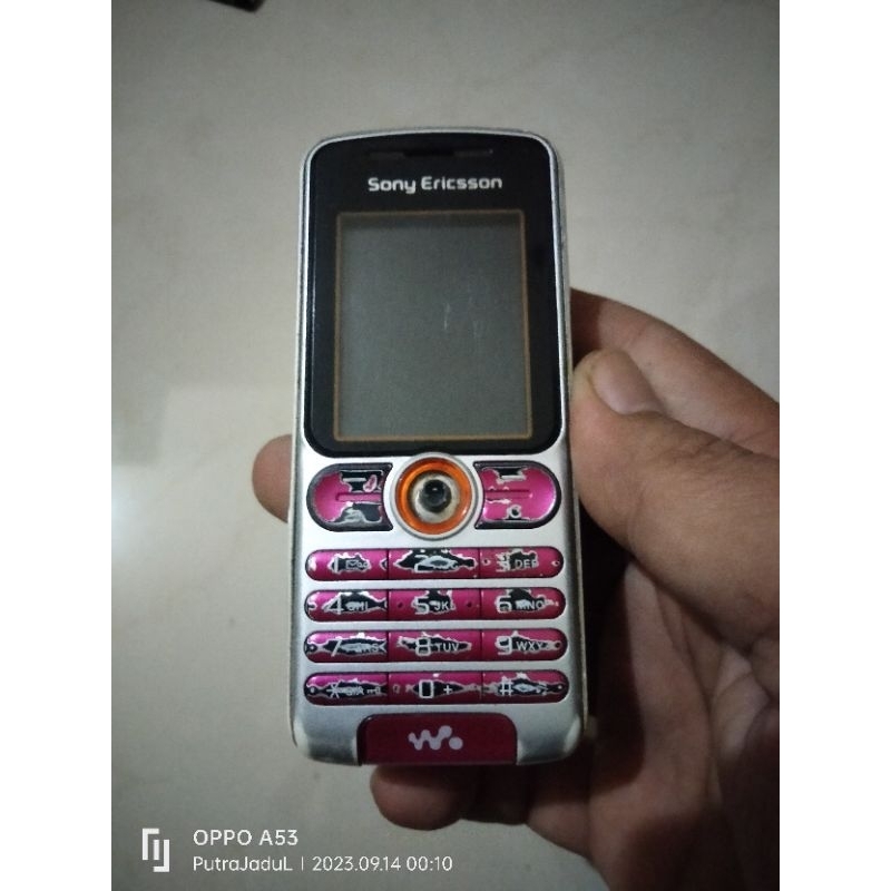 Sony Ericsson W200 i Bahan Mati Original Mulus Jadul Langka Unik Imut Speaker Bass Stereo Joss Khas 
