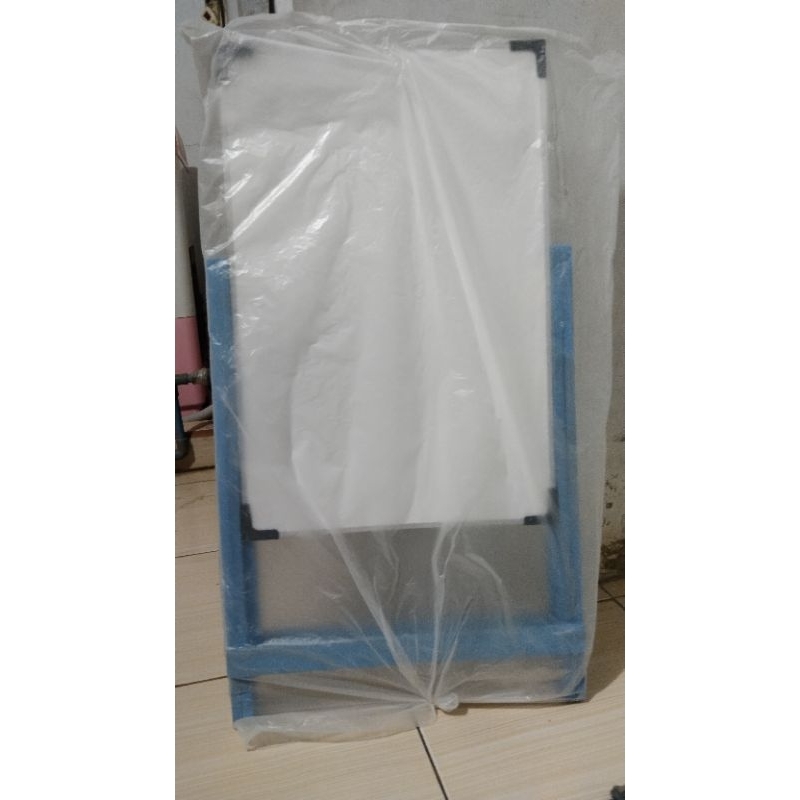 

PAPAN TULIS WHITEBOARD PLUS KAKI KAYU NON LACI 60*80