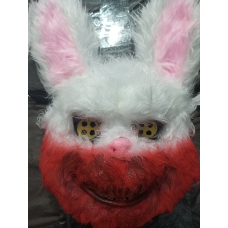 topeng kelinci berdarah