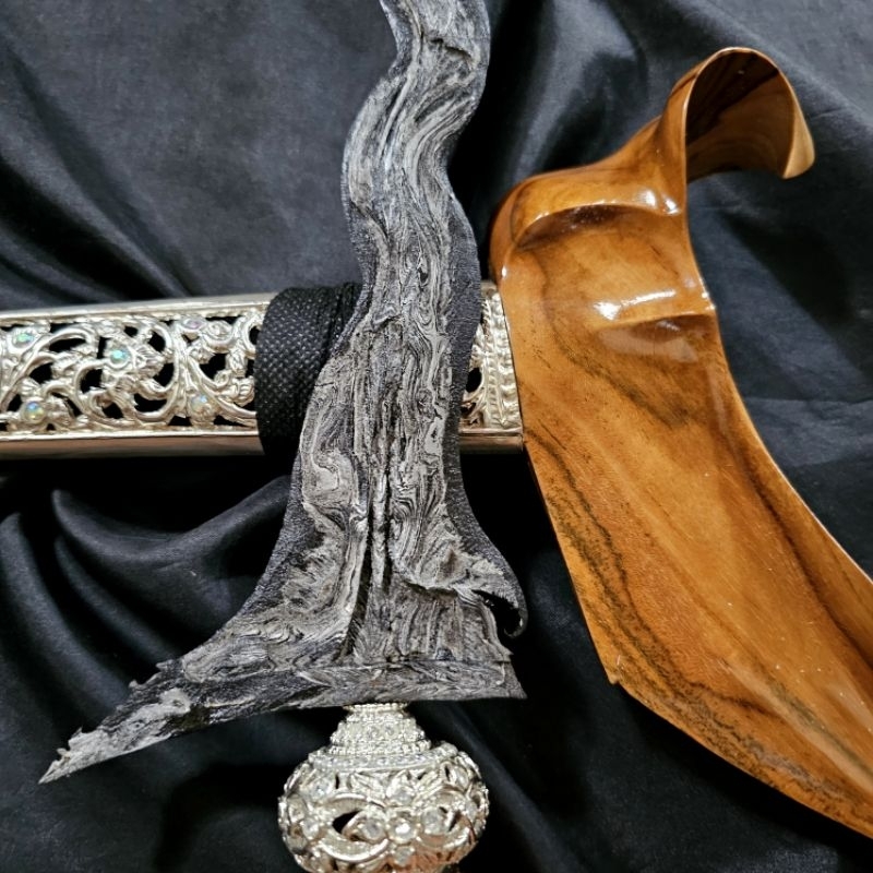 Keris Sengkelat Luk 13 Lawasan Pamor Lar Gangsir