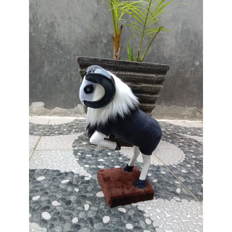 Miniatur Domba Garut koleksi Rak Hiasan/Lemari kaca model loncat
