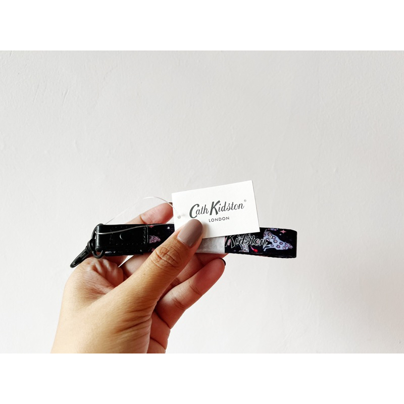

Cath Kidston Black Zodiac Tali Lanyard untuk ID Card Gantungan Kunci