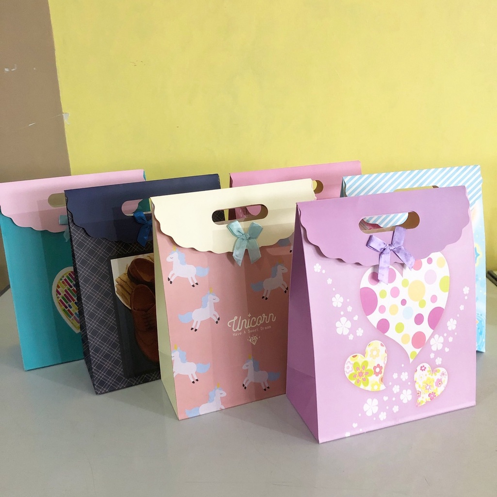 

as Pita Kado Banyak Motif / Tas Kado / Tas Hadiah Paper Bag Paperbag Souvenir paper bag / paper bag kado / tas kado paper bag