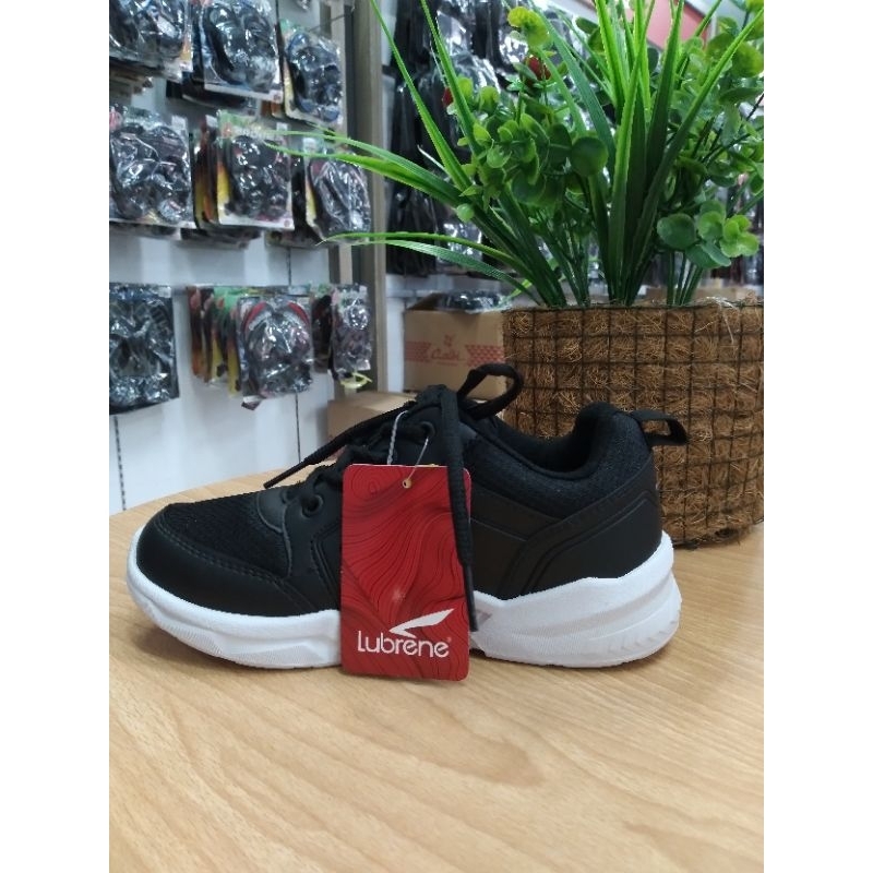 Sepatu sekolah Lubrene