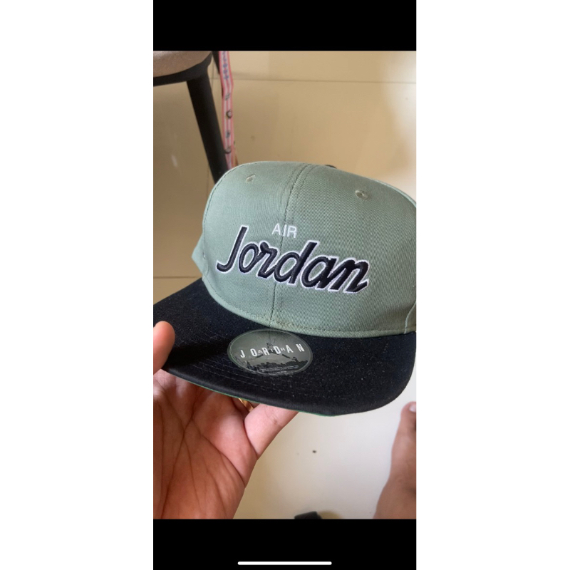 topi air jordan script