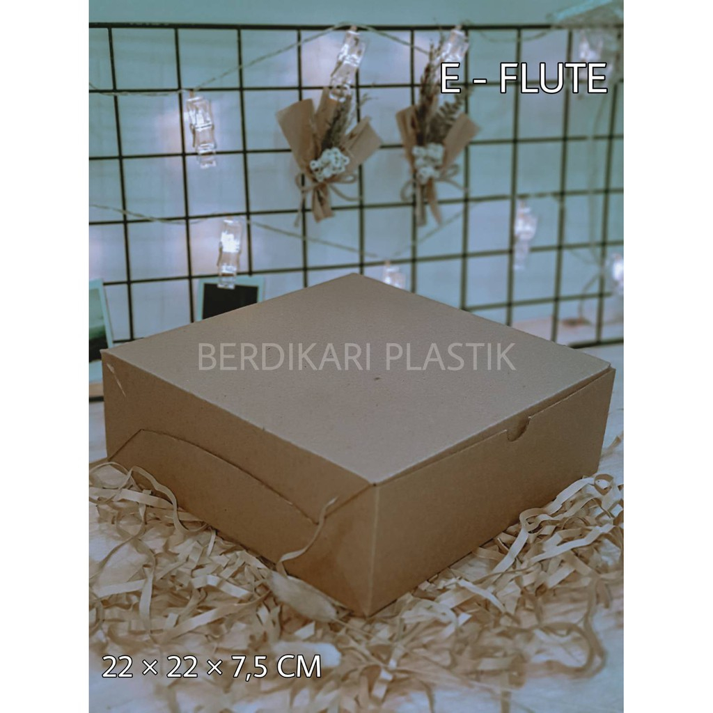 

Box Kardus E-Flute Coklat Untuk Packaging Olshop Sovenir Baju Kotak Kado Hampers Snack 22x22x7.5 CM