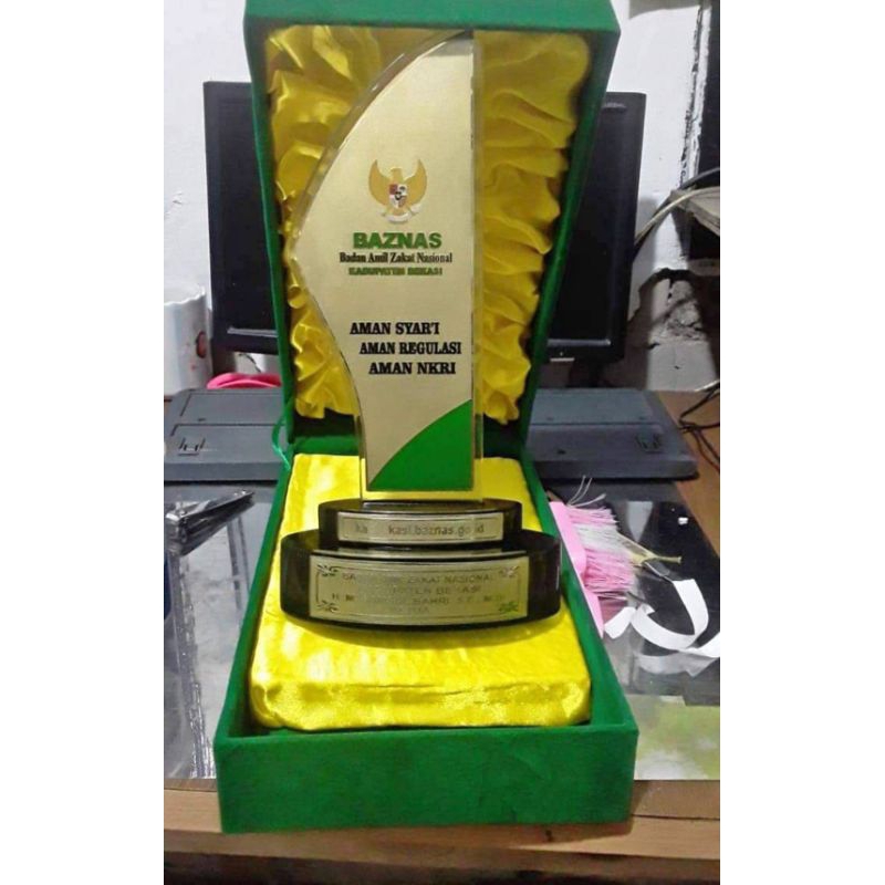Plakat dan trophy grosir bebas custom