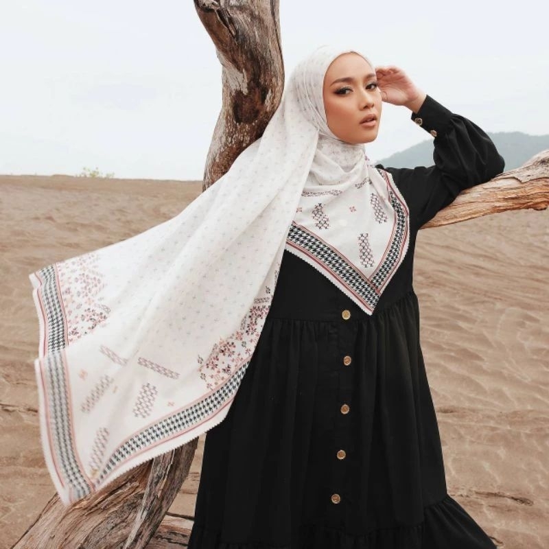 Zaskia Sungkar scarf preloved