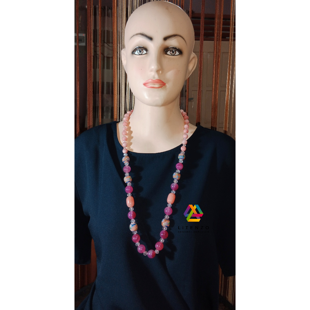 Kalung dan gelang wanita terbuat dari batu mulia atau batu akik asli kalimantan