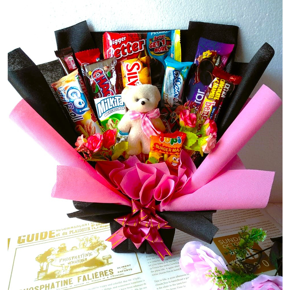 

Hampers - Snack Bouquet - Aneka Snack Coklat Silverqueen , boneka teddybeard dan bunga Artificial