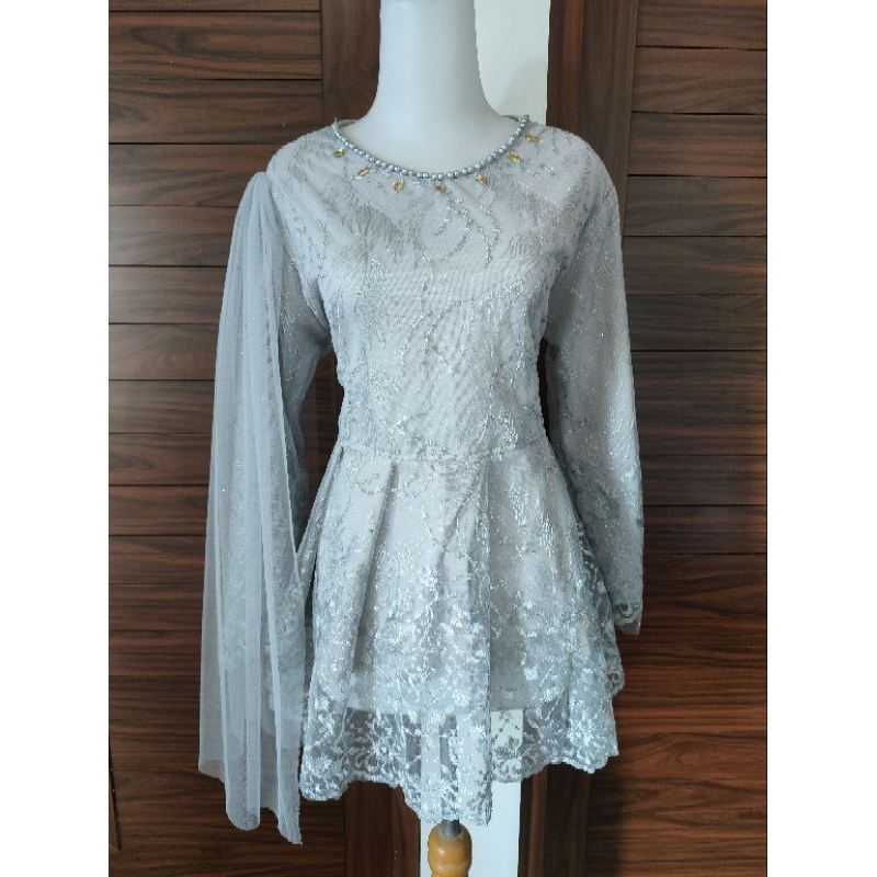 kebaya wisuda model rempel