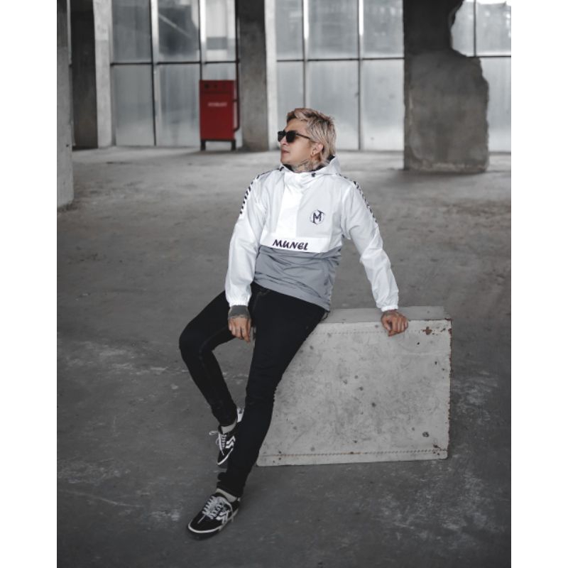 JOJO X MUNEL / Jaket Cagoule Pria Simple Putih / Jaket Kantong Doraemon