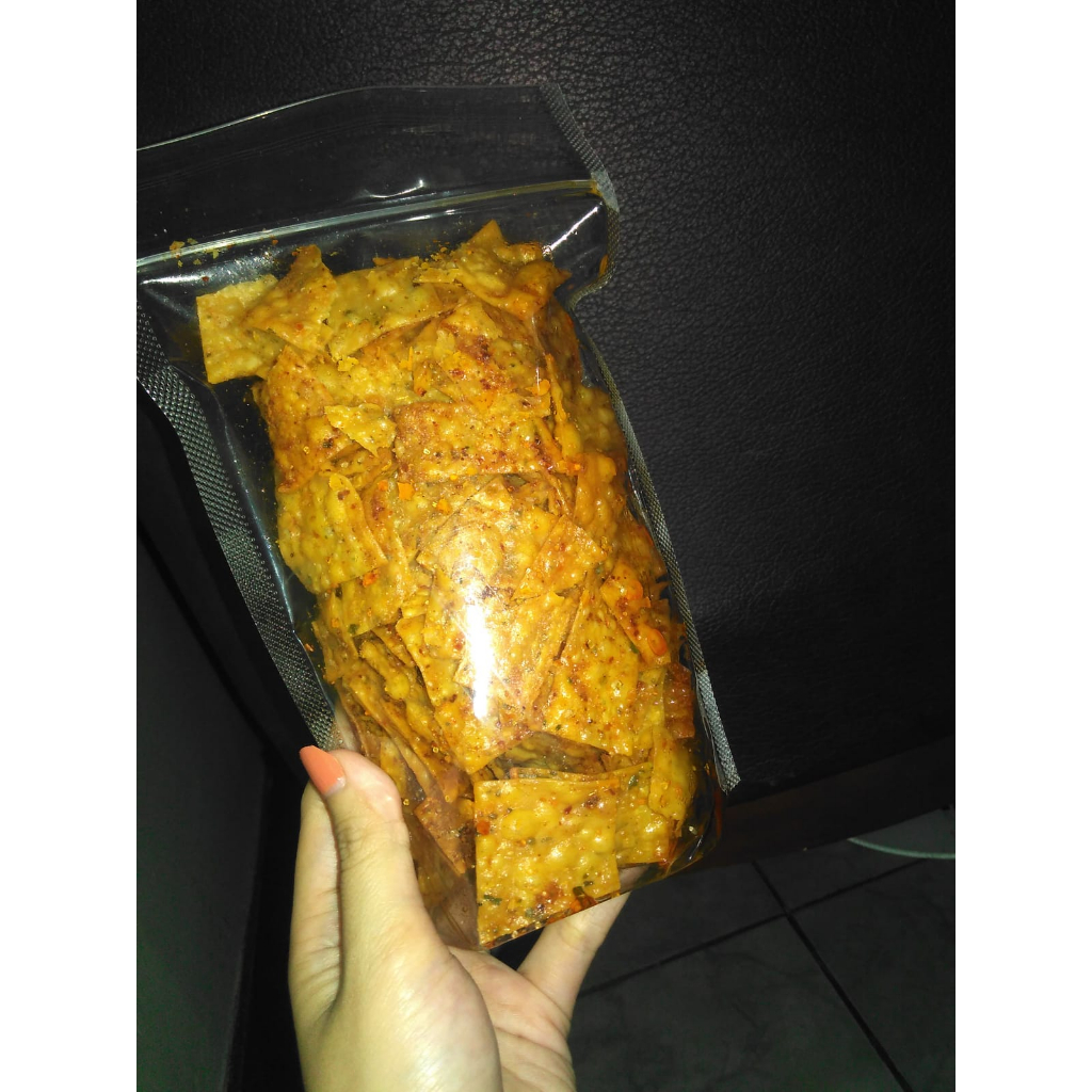 

Keripik Pangsit Daun Jeruk Pedas Ready 150gram