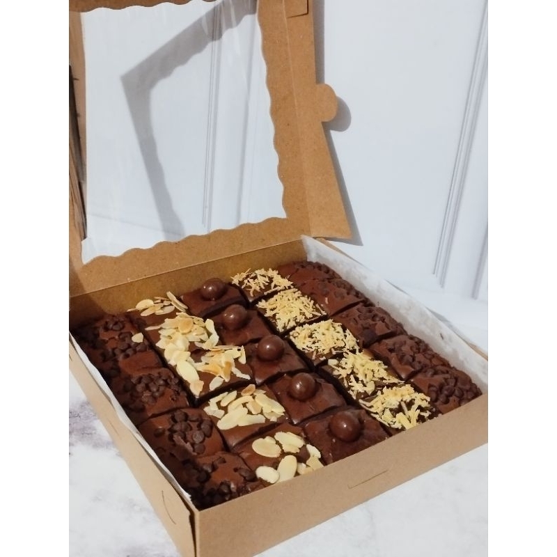 

Brownies Sekat Brownies Topping Keju Coklat Almond Choco Chips