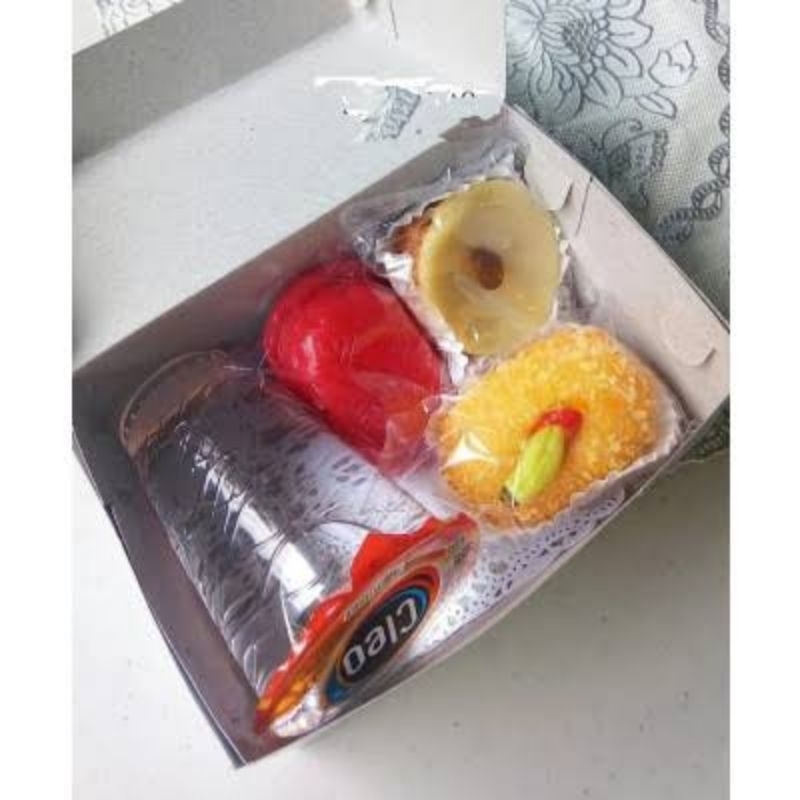 

Snack Box Isi 3 Kue + Air Mineral Gelas Termurah