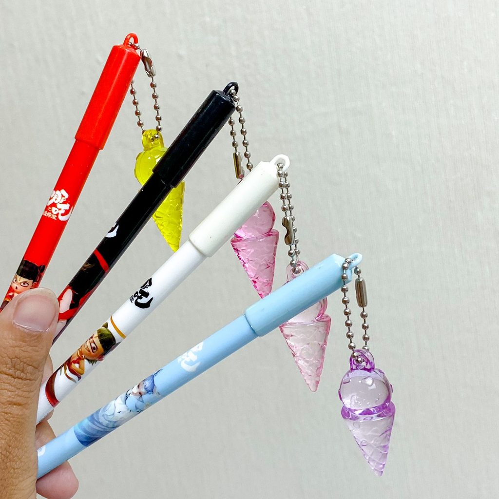 

VARIAN 4 / 8 / 12 PCS BOLPEN PULPEN PENA GANTUNGAN RANTAI ESKRIM KRISTAL ANIME LUCU UNIK / BOLPEN TINTA HITAM BISA DI HAPUS DI JAMIN NYATA / PEN GEL ALAT TULIS SEKOLAH MURAH BISA COD