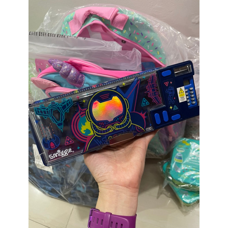 

Kotak Pensil smiggle Hardcase /Smiggle Pencil case /Smiggle original / Smiggle murah / Kotak Pensil anak smiggle / Kotak pensil Kalkulator