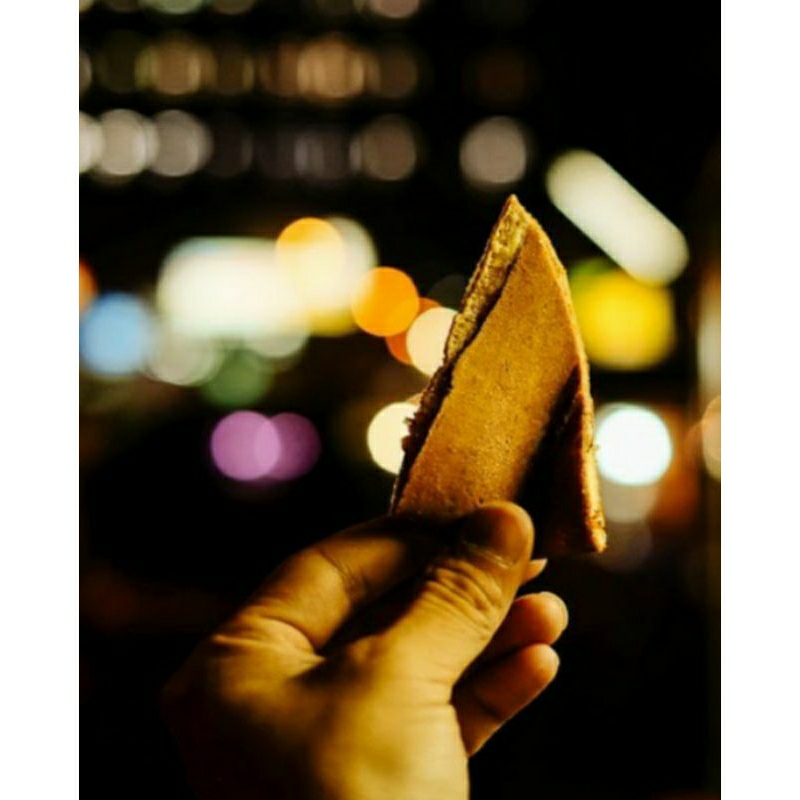 Martabak tipis kering kacang coklat