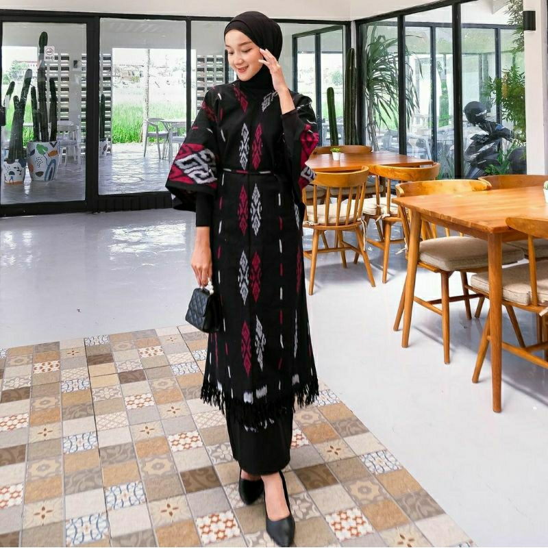 Atasan baju muslim wanita warna hitam motif tenun toraja
