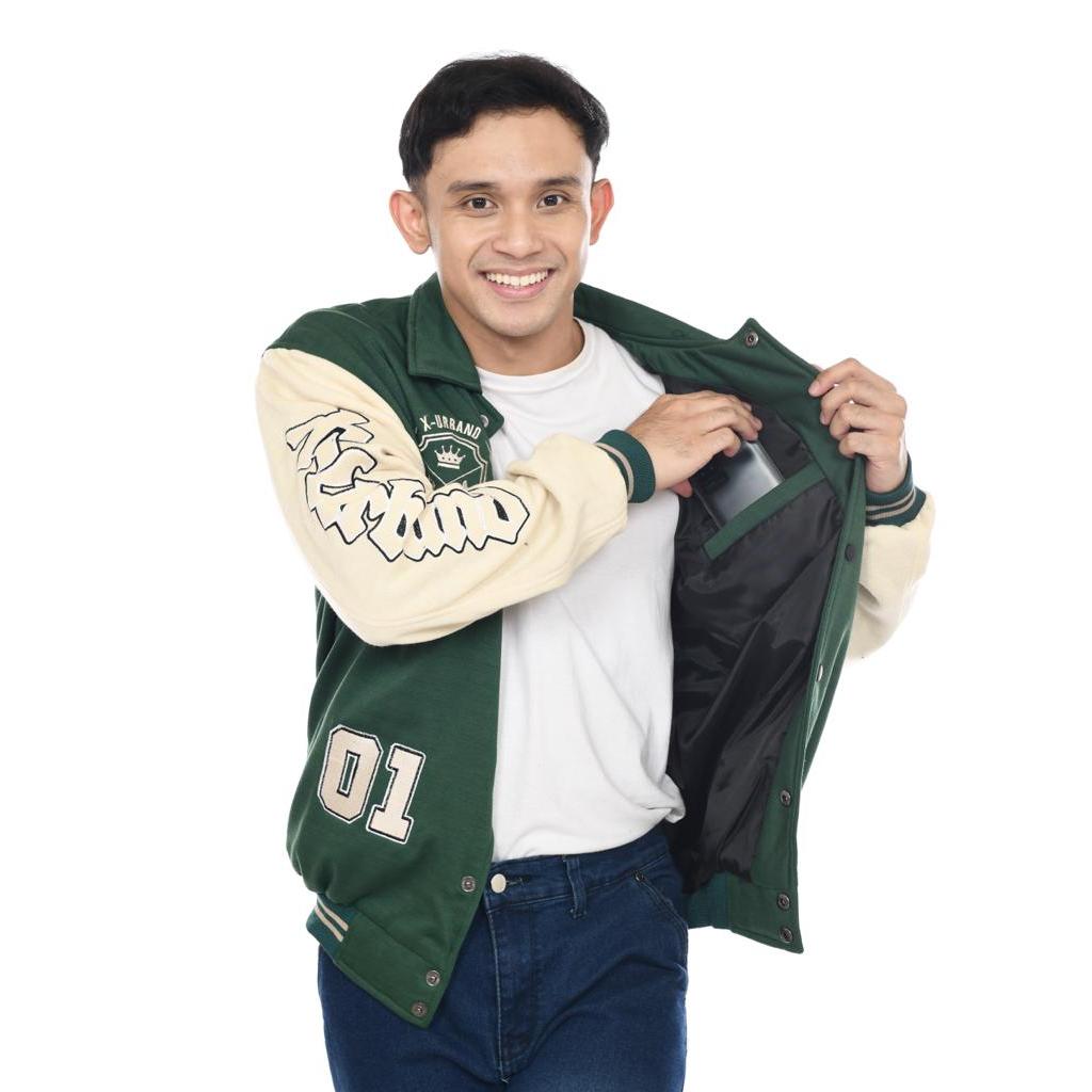 Dhozen Jaket Varsity Kerah Kancing Fleece Uniseks A466