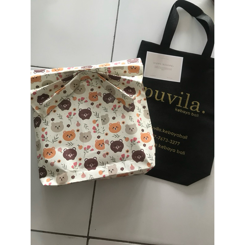 

Request Bungkus Kertas Kado dan Tas Belanja Puvila kebaya Bali