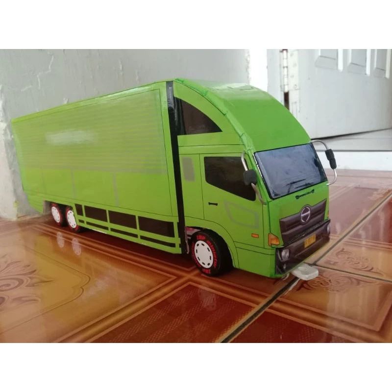 Miniatur truk hino model box bisa belok