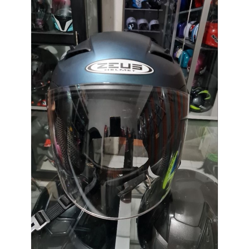 Helm Zeus 611 bekas pakai