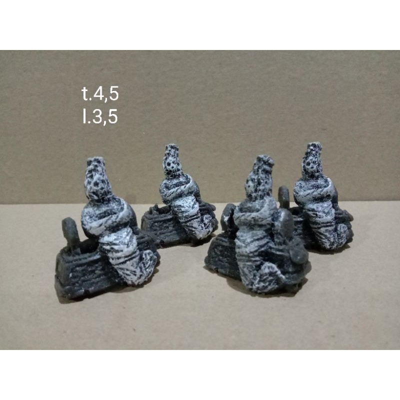 hiasan aquarium ornamen pocong di nisan mini