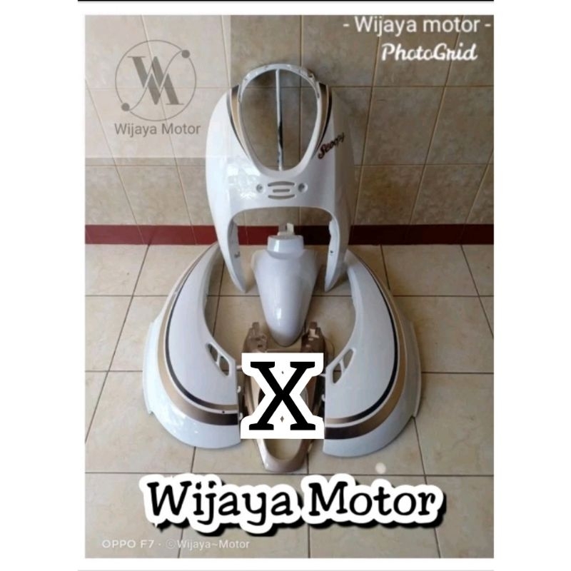 bodi belakang plus tameng plus spakbor depan Scoopy karbu 2010-2012