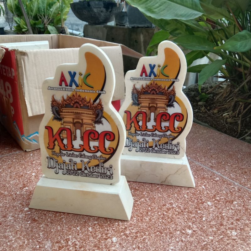 Vandel kenang kenangan besar batu marmer putih