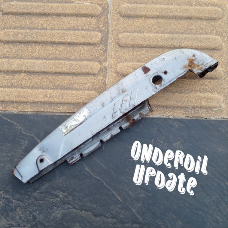 Katengkas tutup rantai bagian atas motor Honda Astrea Grand Bulus Original Abu Abu