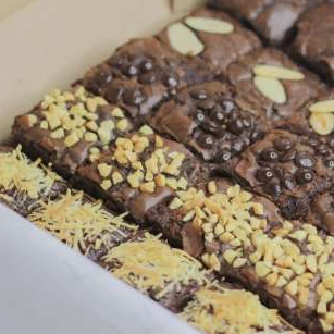 

Kue Brownies Box Panggang Dynamite Fudgy Dark Cokelat Skat 10x10 Isi 9 Pcs Mix Topping Custom Huruf