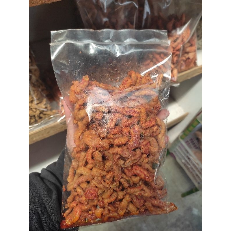 

Kripik usus pedas daun jeruk ada 2 varian pedas dan ori
