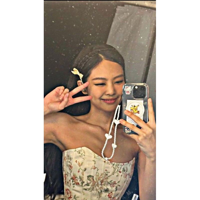 jennie white strap phone