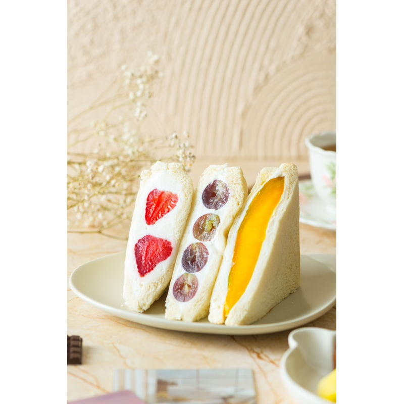 

fruit sando / fruit sandwich anggur, mangga, strawberry mooi tng