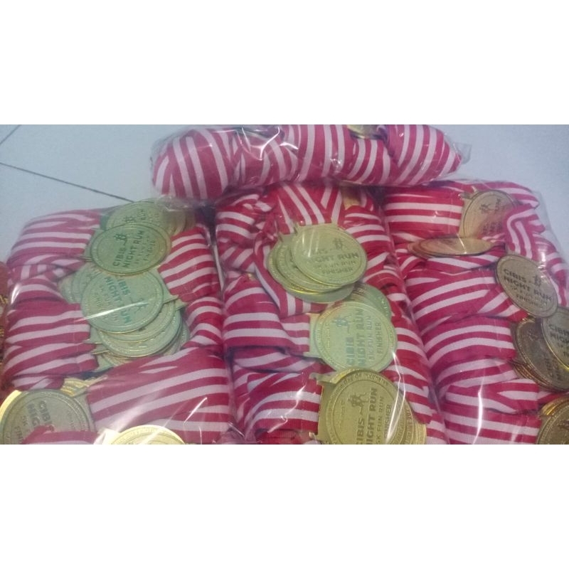 medali logam kuningan emas perak perunggu