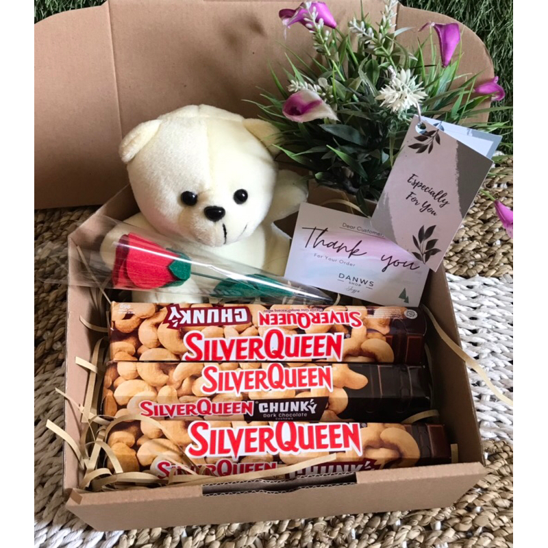 

Hadiah Ulang Tahun/Gift Box Cokelat Hampers Boneka Mini Bear Valentine dan Wisuda