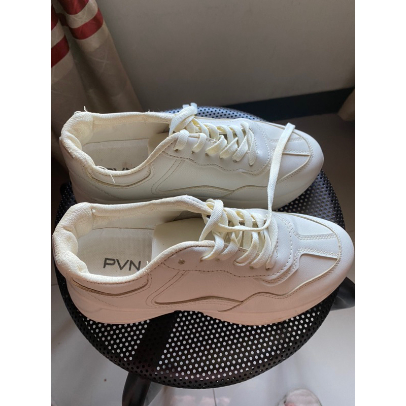 Preloved SEPATU PUTIH WANITA