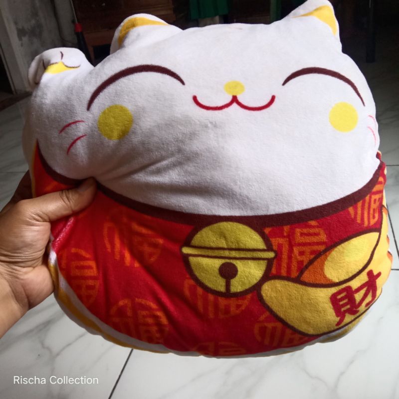 Boneka bantal kucing hoki