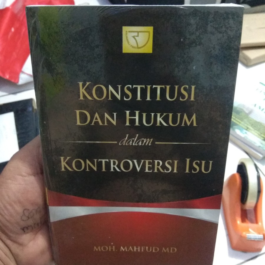 Konstitusi dan Hukum Dalam Kontroversi Isu - Moh Mahfud Md