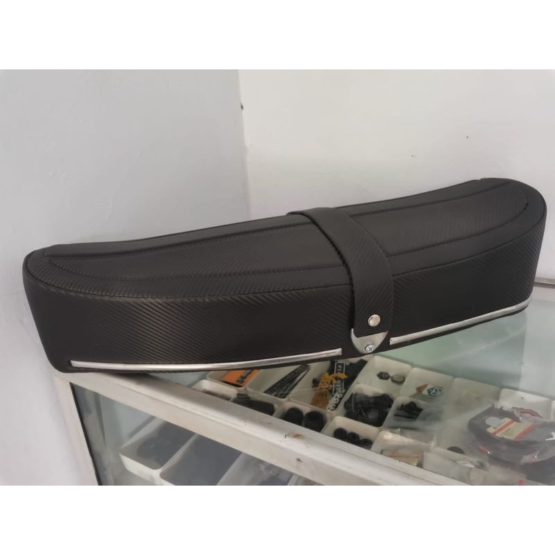 ANEKA COVER JOK KULIT JOK PANJANG VESPA TIMBUL JAHIT CARBON