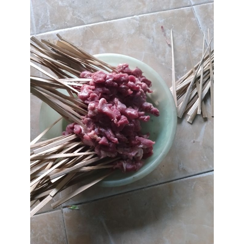 

Aneka jajanan makanan dan minuman tersedia siap saji